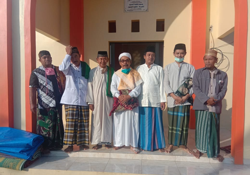 Participants pose together at the mosque entrance.