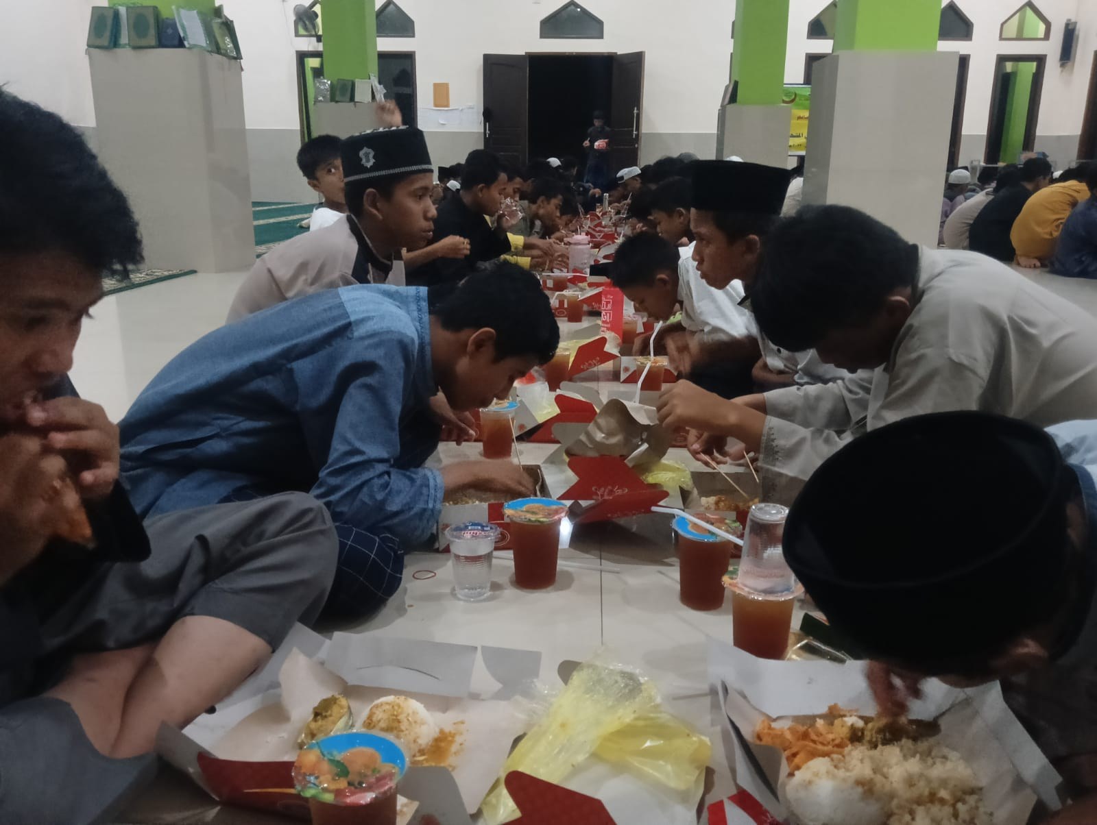 لقطة جانبية لمشاركين يتناولون الطعام في القاعة