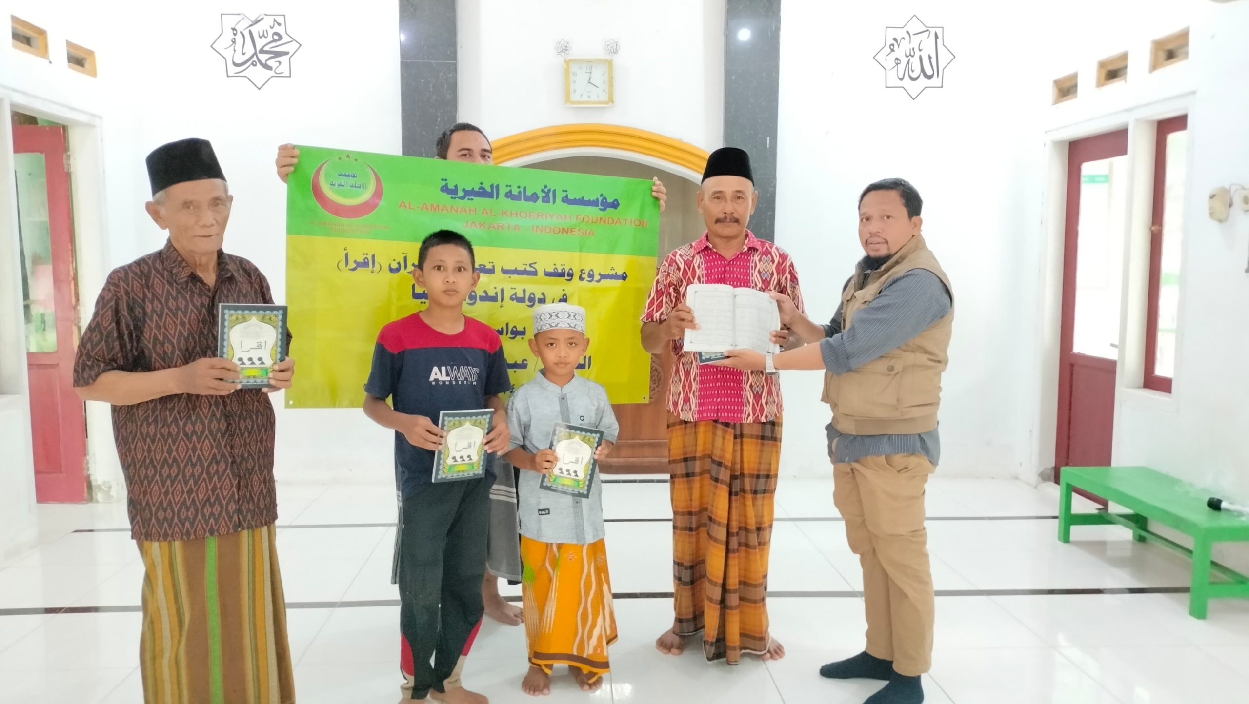 أطفال ورجال يقفون خلف لافتة وقف كتب اقرأ