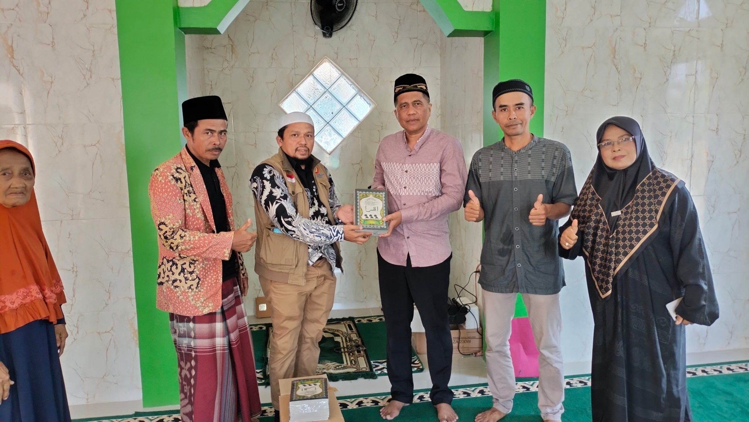المجموعة تعرض كتاب اقرأ بجانب أعمدة خضراء