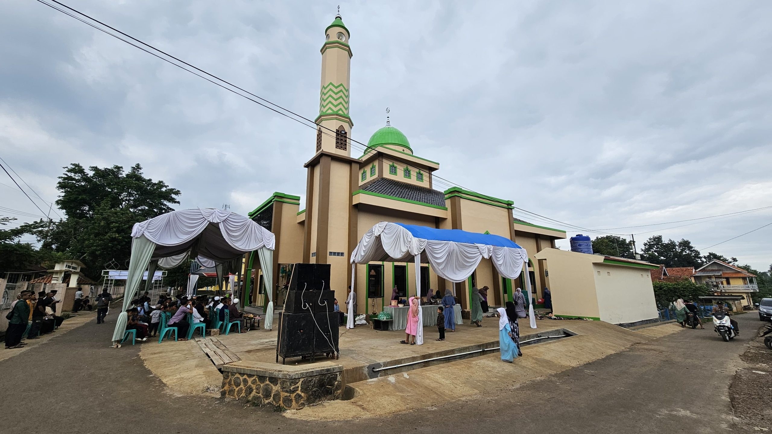 Exterior of the mosque, showing its entrance and windows.