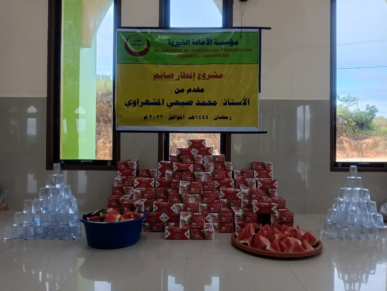 عبوات طعام ومشروبات مرتبة أمام لافتة الإفطار