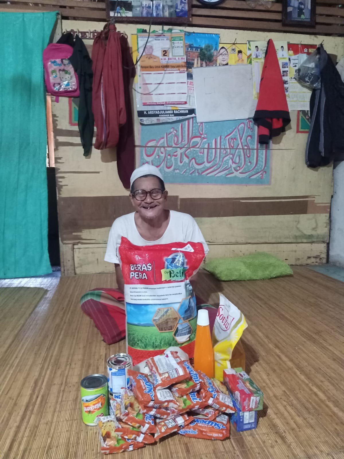 امرأة تجلس داخل غرفة أمام مواد غذائية مرتبة