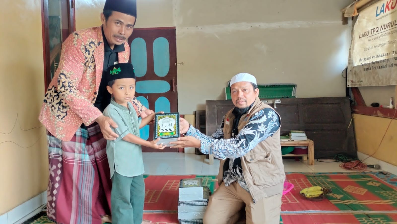 طفل يعرض كتاب اقرأ بين رجل واقف وآخر جالس