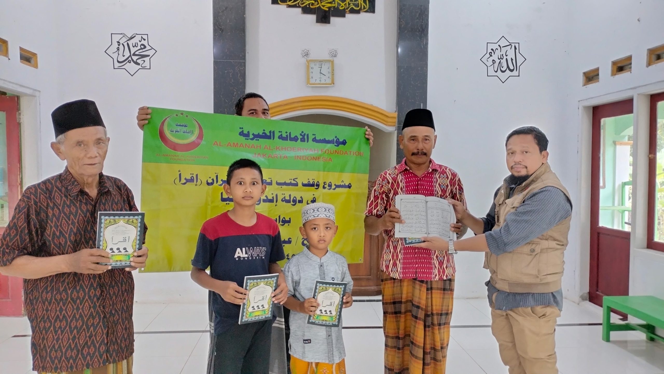 رجال يعرضون كتاب اقرأ بجانب طفل أمام اللافتة